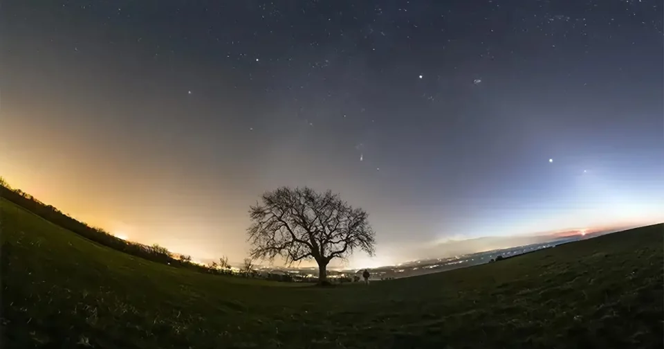 Imagem Impressionante Mostra O Céu Com Sete Planetas, O Sol E A Lua, Além Da Superfície Da Terra, Reunindo 10 Corpos Celestes. Crédito: Josh Dury