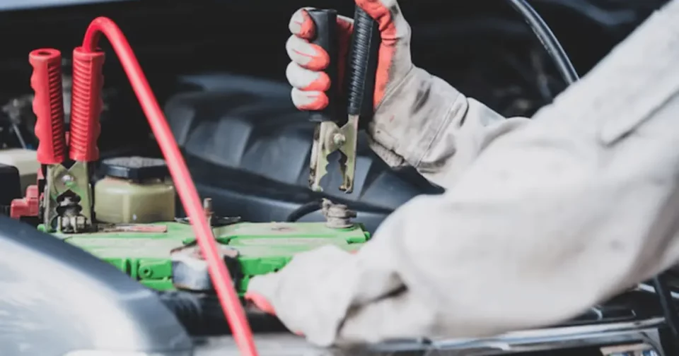 Mecânico Fazendo Chupeta Na Bateria De Um Carro (Reprodução: Jcom/Freepik)