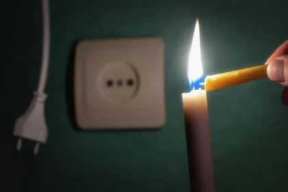 Uma Vela E Tomada Em Um Quarto Escuro, Sem Energia Eletrica / Crédito: Sasha Chornyi (Shutterstock/Reprodução)