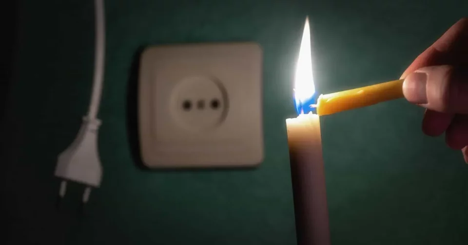 Uma Vela E Tomada Em Um Quarto Escuro, Sem Energia Eletrica / Crédito: Sasha Chornyi (Shutterstock/Reprodução)