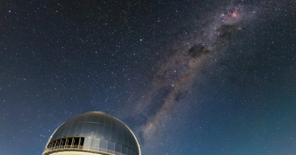 A Via Láctea Brilhando Acima Do Telescópio Víctor M. Blanco De 4 Metros (Que Foi Usado Na Descoberta Da Galáxia) No Ctio - Ctio/Noirlab/Nsf/Aura/D. Munizaga