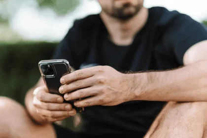 Homem Testando Configurações No Iphone - Imagem: Karolina Grabowska/Pexels