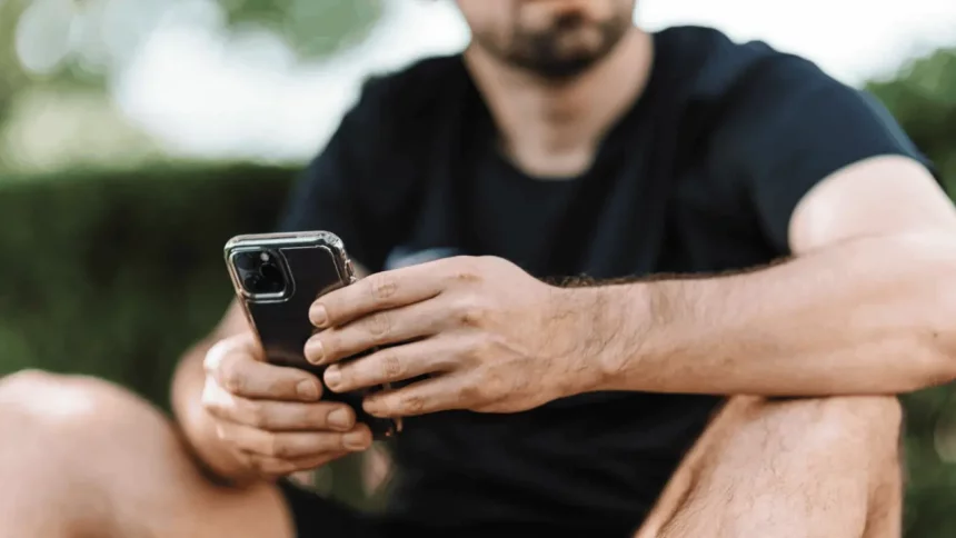 Homem Testando Configurações No Iphone - Imagem: Karolina Grabowska/Pexels