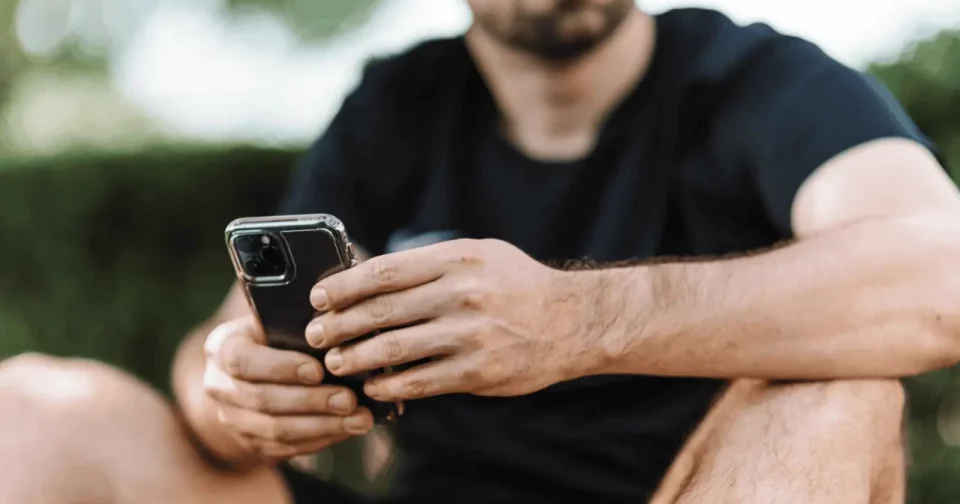 Homem Testando Configurações No Iphone - Imagem: Karolina Grabowska/Pexels