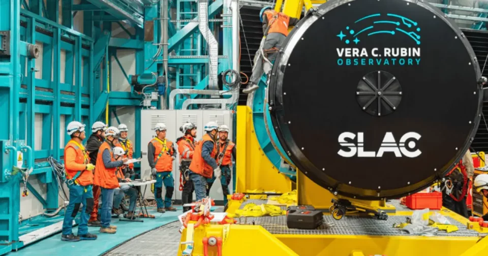 Equipe Responsável Pela Lente Do Telescópio Que Fará Mapa Detalhado Do Céu Noturno (Imagem: Observatório Vera C. Rubin)